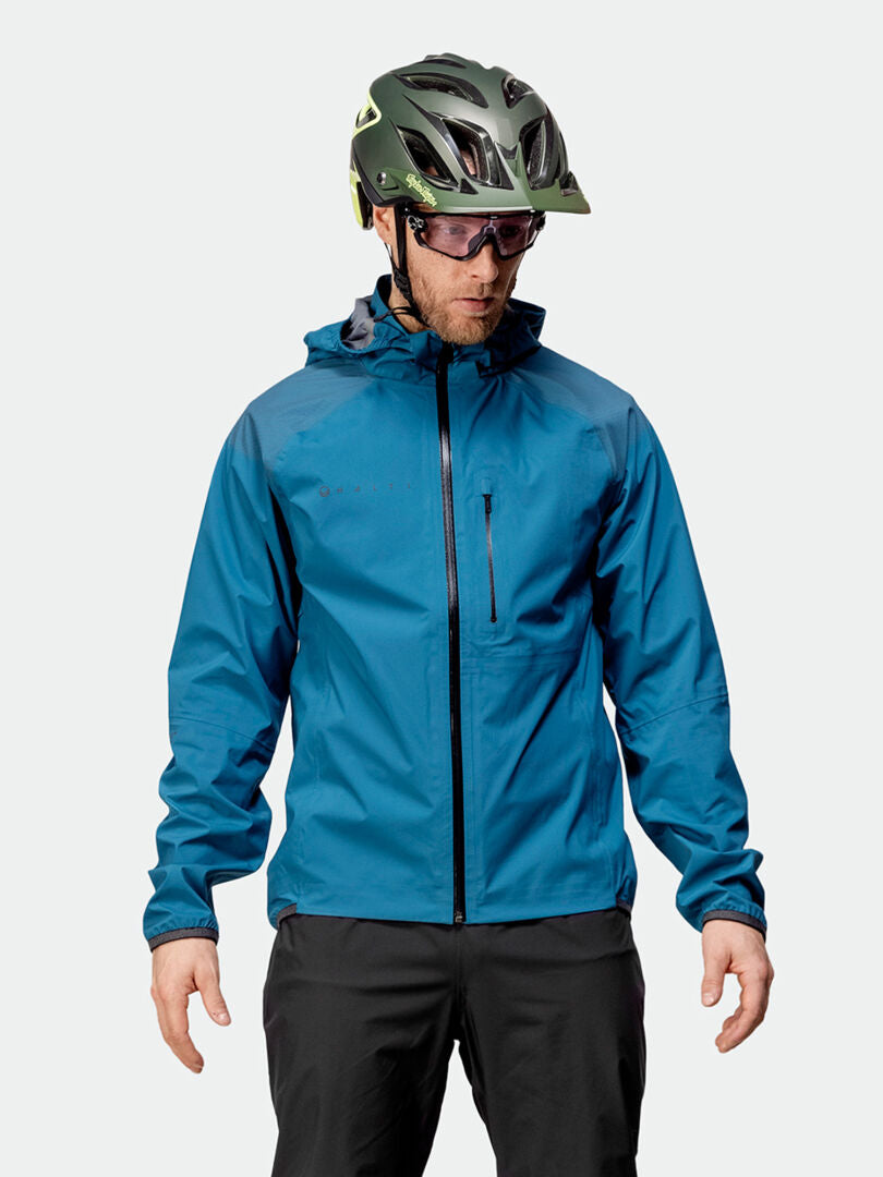 Ein Mann in einer blauen Halti Liike Herren 3L DrymaxX Sportjacke und einem Helm steht bereit zum Radfahren oder Trainieren im Freien.