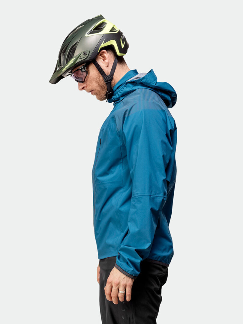 Eine Person in einer Halti Liike Herren 3L DrymaxX Sportjacke, schwarzen Hosen und Helm steht bereit zum Radfahren.