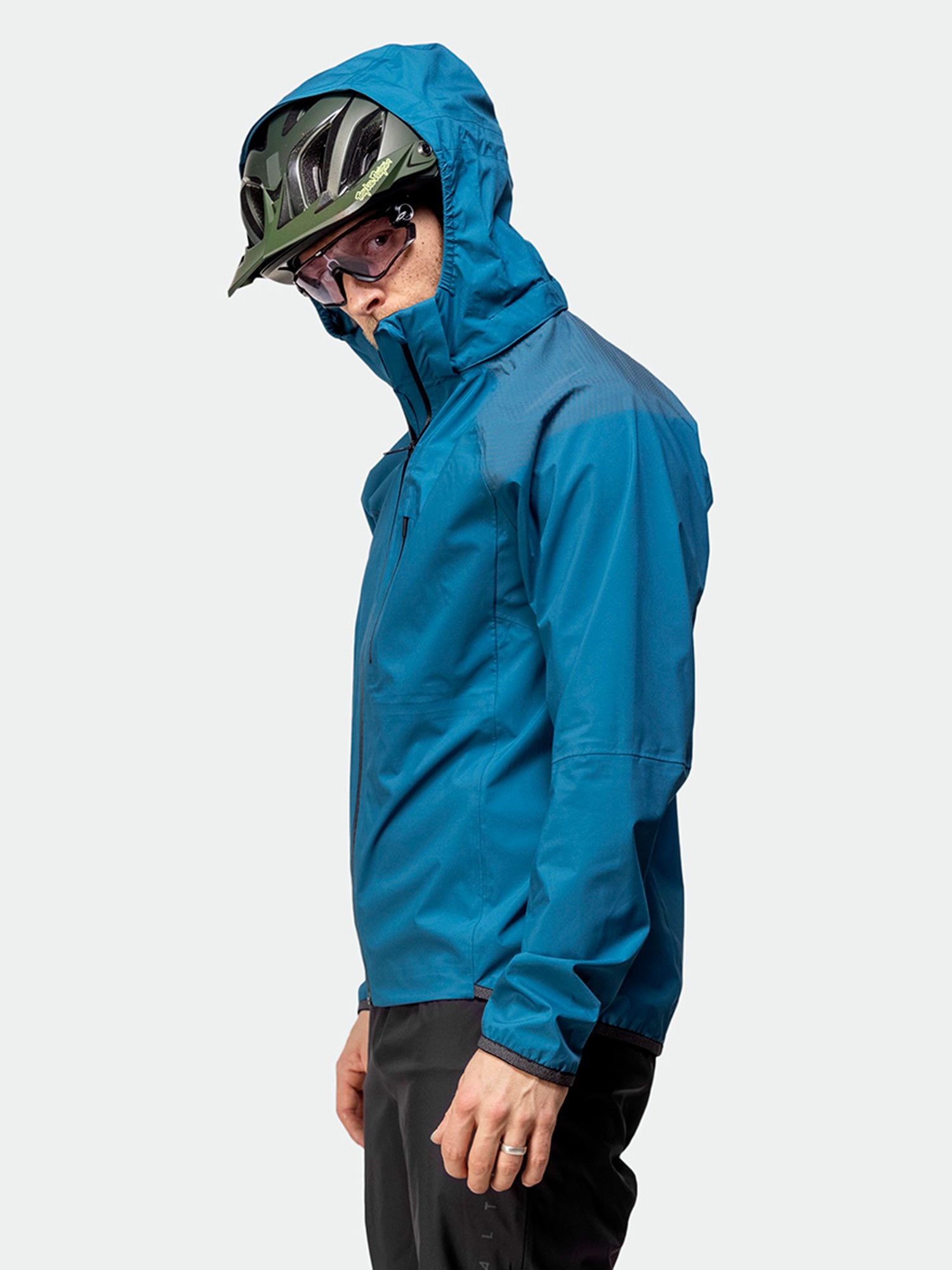 Er trägt die Halti Liike Herren 3L DrymaxX Sportjacke, schwarze Hosen, Helm und Sonnenbrille – bereit für Outdoor-Workouts.