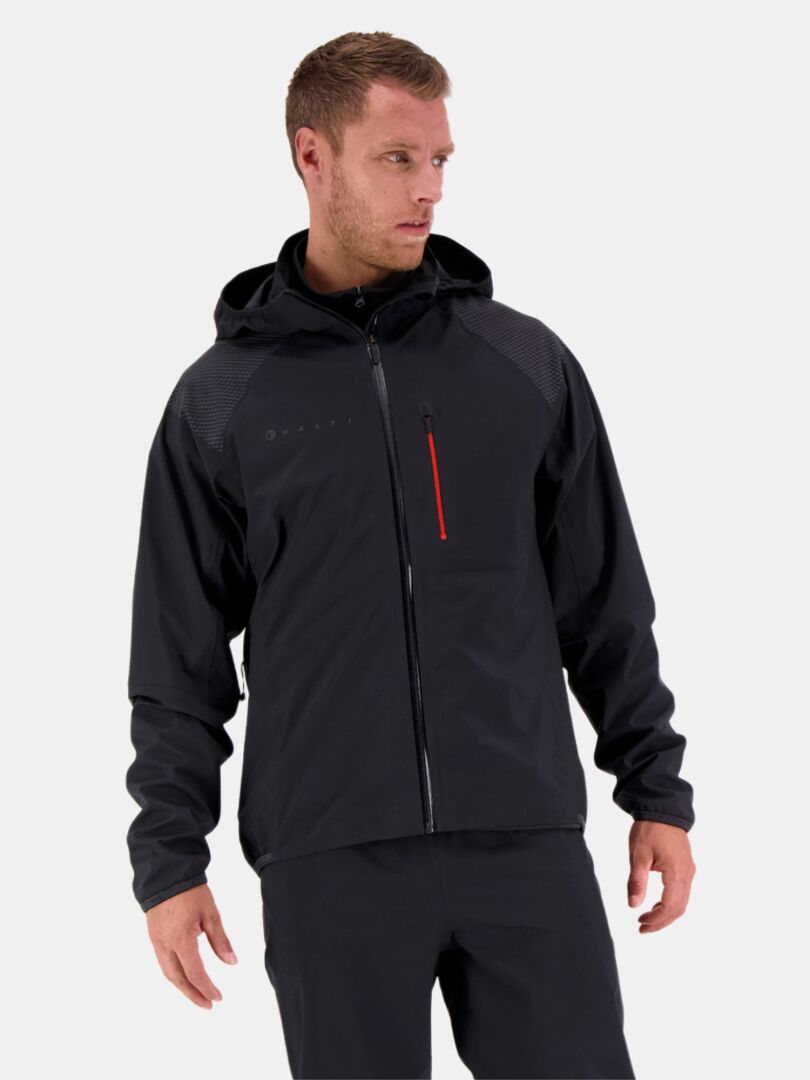 Ein Mann trägt die Halti Liike Herren 3L DrymaxX Sport Jacke mit rotem Reißverschluss – ideal zum Radfahren.