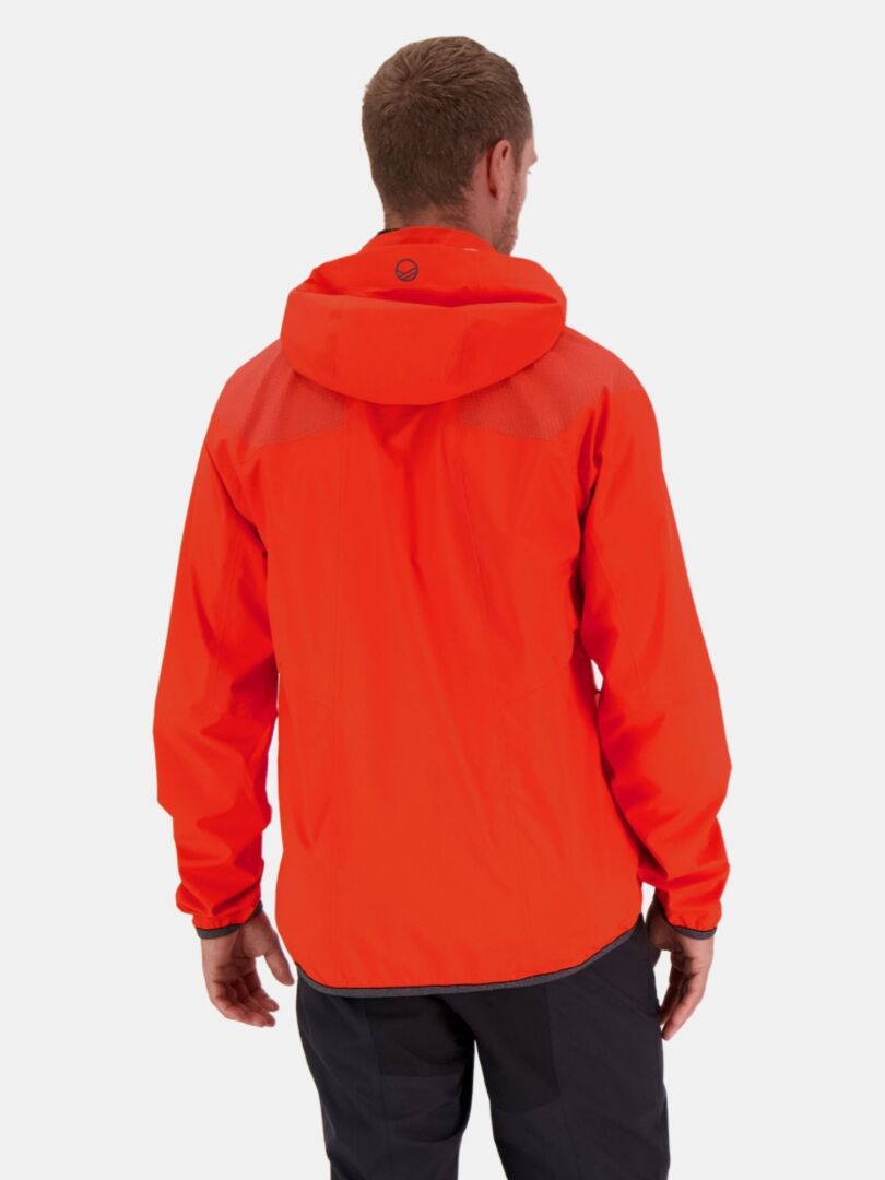 Eine Person in einer Halti Liike Herren 3L DrymaxX Sportjacke und dunklen Hosen ist von hinten zu sehen, bereit für Outdoor-Workouts.
