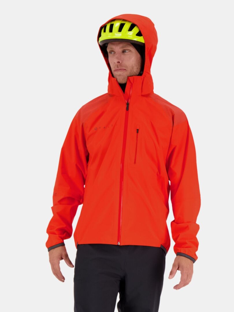 Links steht ein Mann in einer Halti Liike Herren 3L DrymaxX Sportjacke und einem gelben Helm, bereit zum Radfahren oder für Outdoor-Workouts.