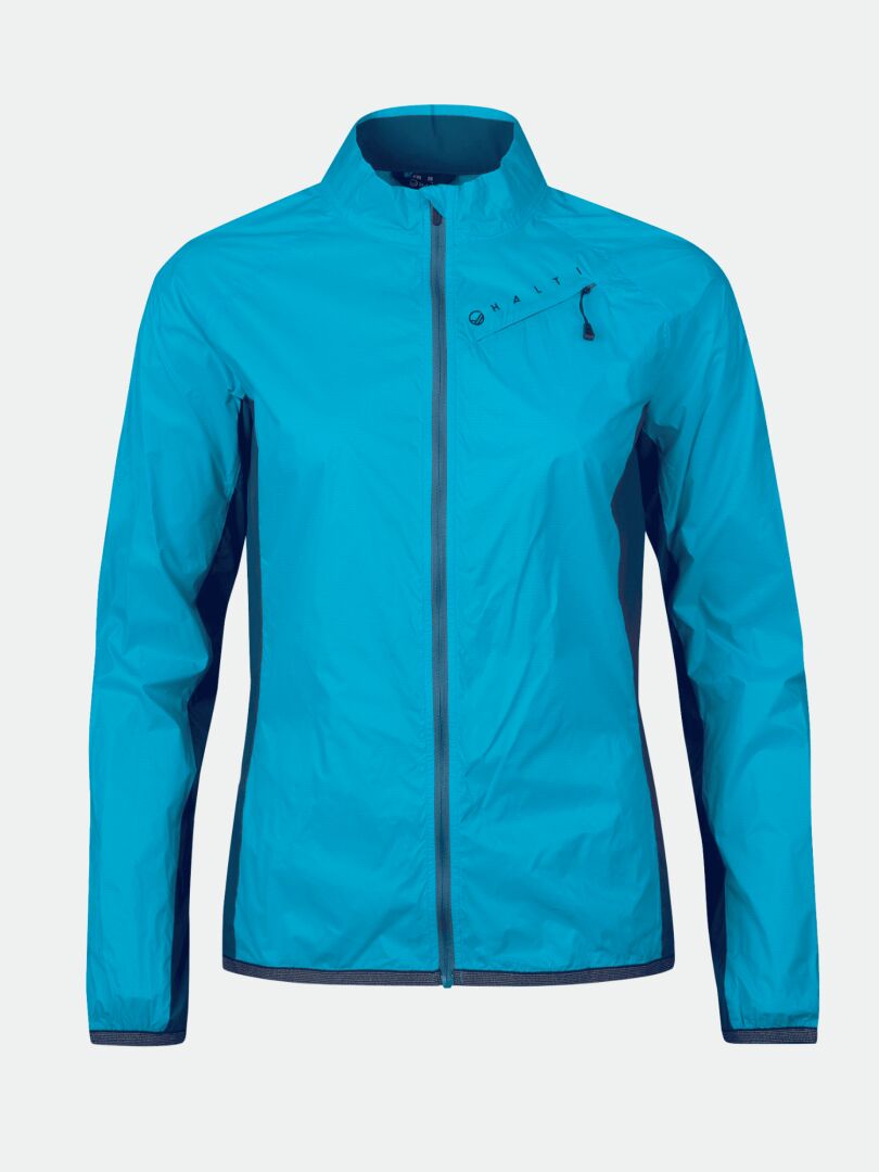 Die Halti Control Damen Windbreaker Jacke ist hellblau, leicht, hat lange Ärmel, einen hohen Kragen und eine Brusttasche mit Reißverschluss.