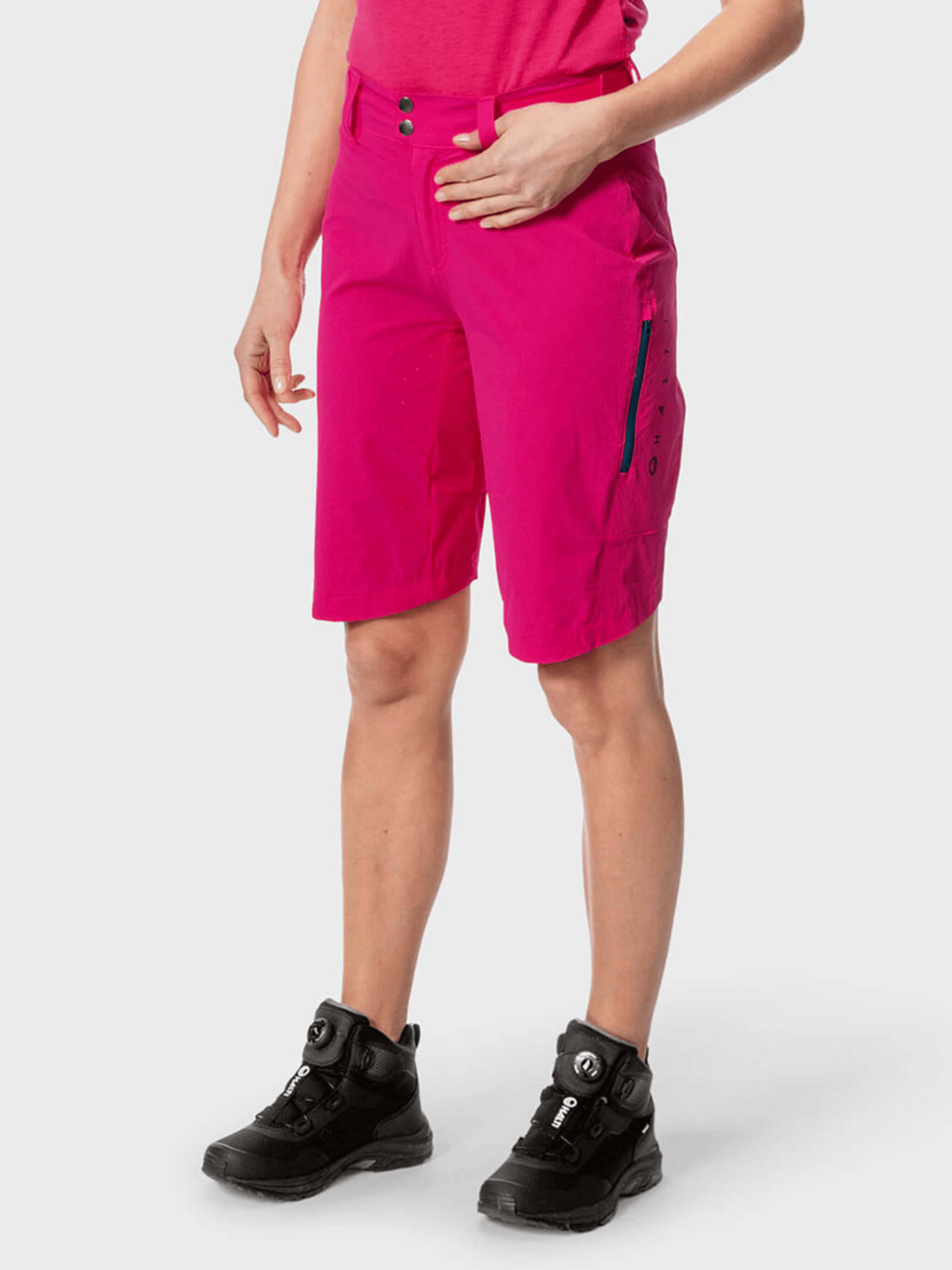 Eine Person trägt Halti Tracks Damen X-Stretch-Shorts in leuchtendem Pink mit verstellbarer Taille, gepaart mit einem passenden Shirt.