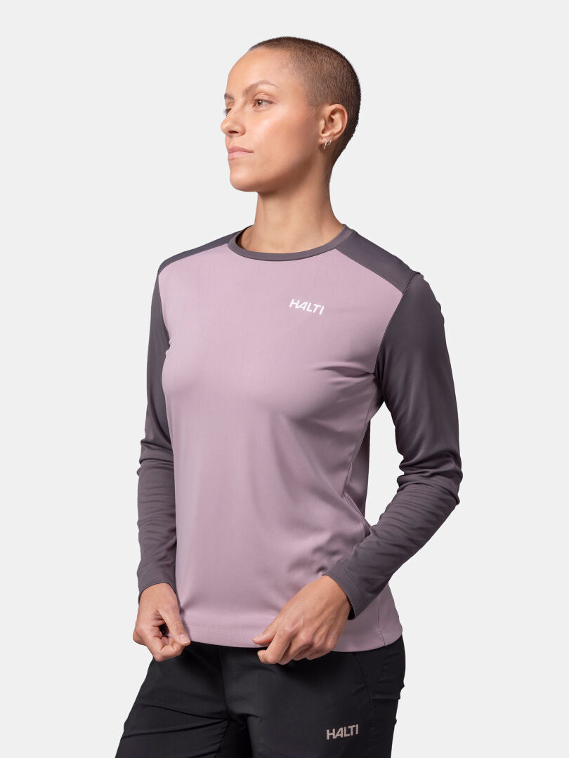 Eine Frau trägt das Halti Salves Trainingsshirt Damen mit Logo vor neutralem Hintergrund.