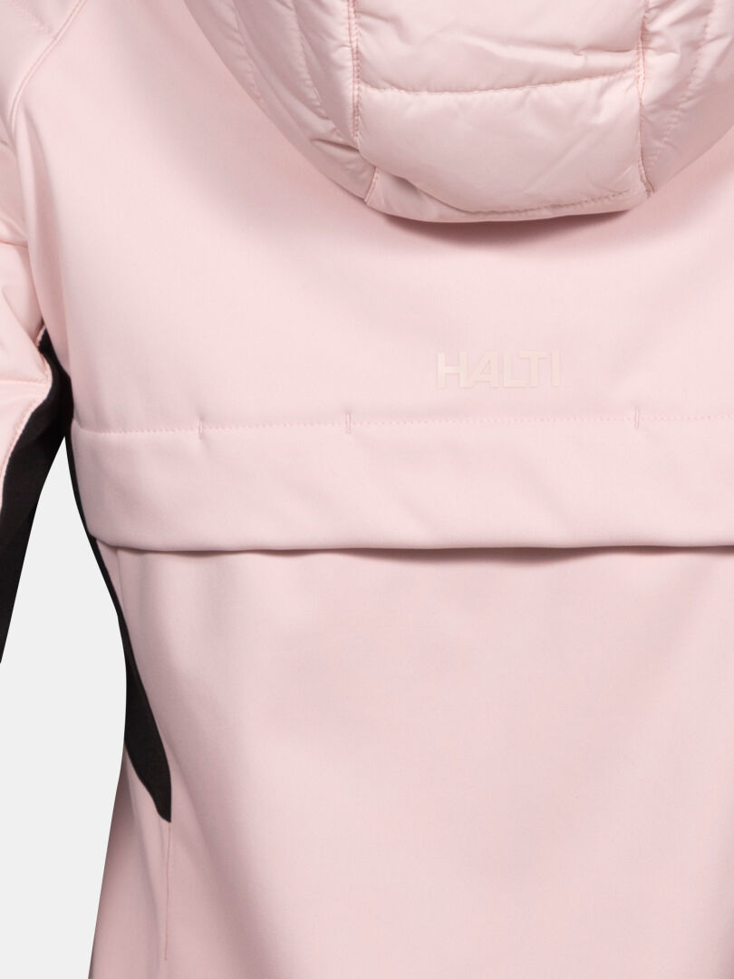 Nahaufnahme einer hellrosa Hanki 2 Hybrid Langlaufjacke Damen mit Kapuze von Halti, hergestellt aus recyceltem Microtherm.