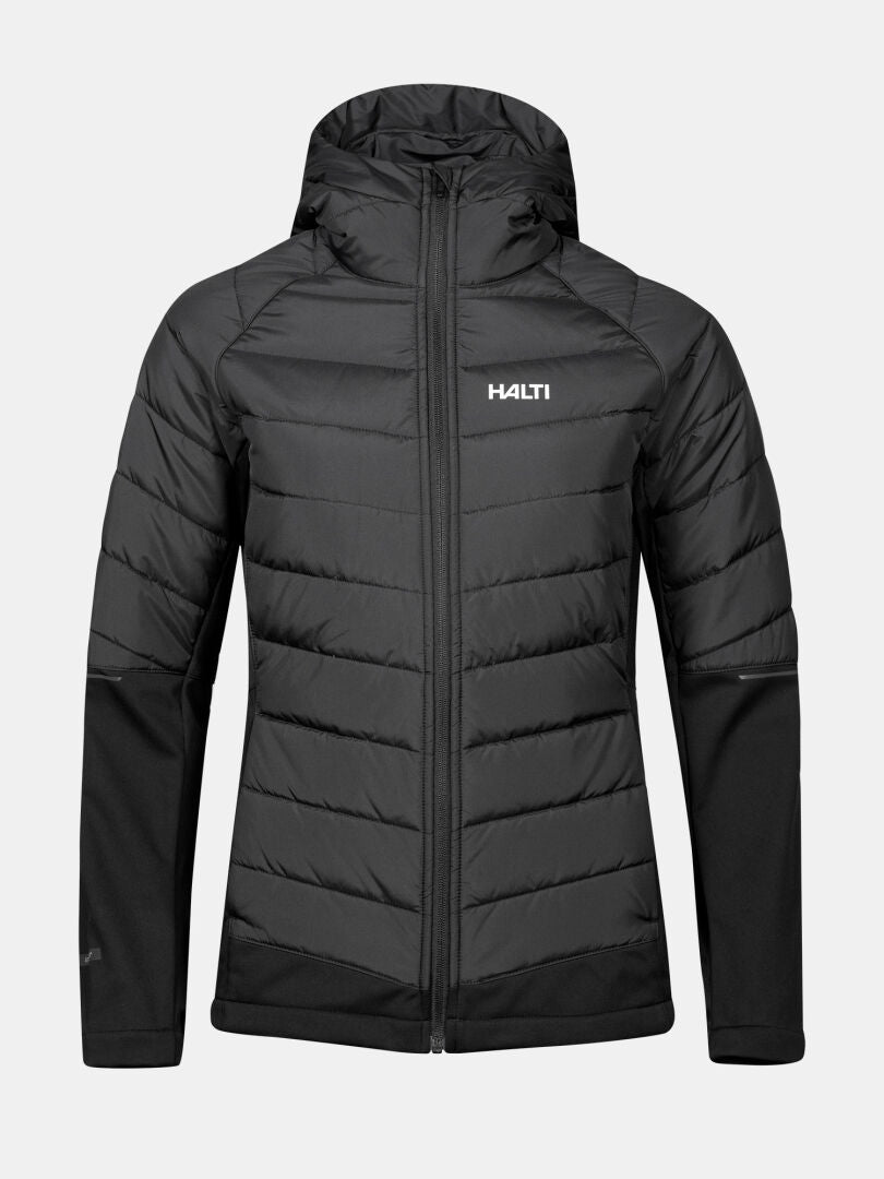 Halti Hanki 2 Hybrid Langlaufjacke Damen in schwarz mit Kapuze, Frontreißverschluss, und recyceltes Microtherm auf einfarbigem Untergrund.