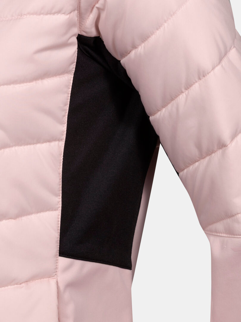 Nahaufnahme einer Hanki 2 Hybrid Langlaufjacke Damen Plus Ärmel von Halti, in hellrosa mit schwarzem Einsatz, recyceltes Microtherm.