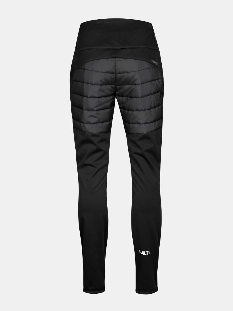 Halti Hanki 2 Hybrid Langlaufhose Damen Plus: Schwarze, sportliche Hose mit gesteppter Polsterung und Logo am linken Knöchel.
