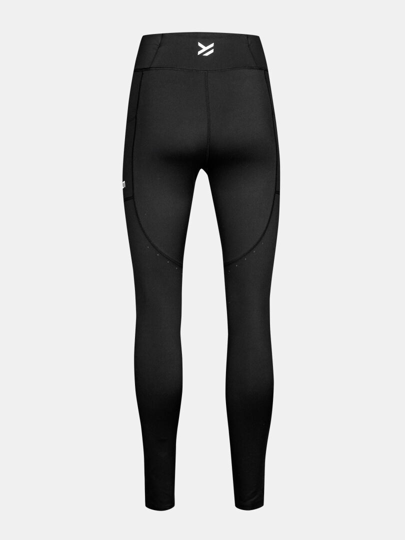 Halti Kaldu Training Tights Damen, schwarz high-waisted, weißes Logo am Bund, von hinten gesehen.