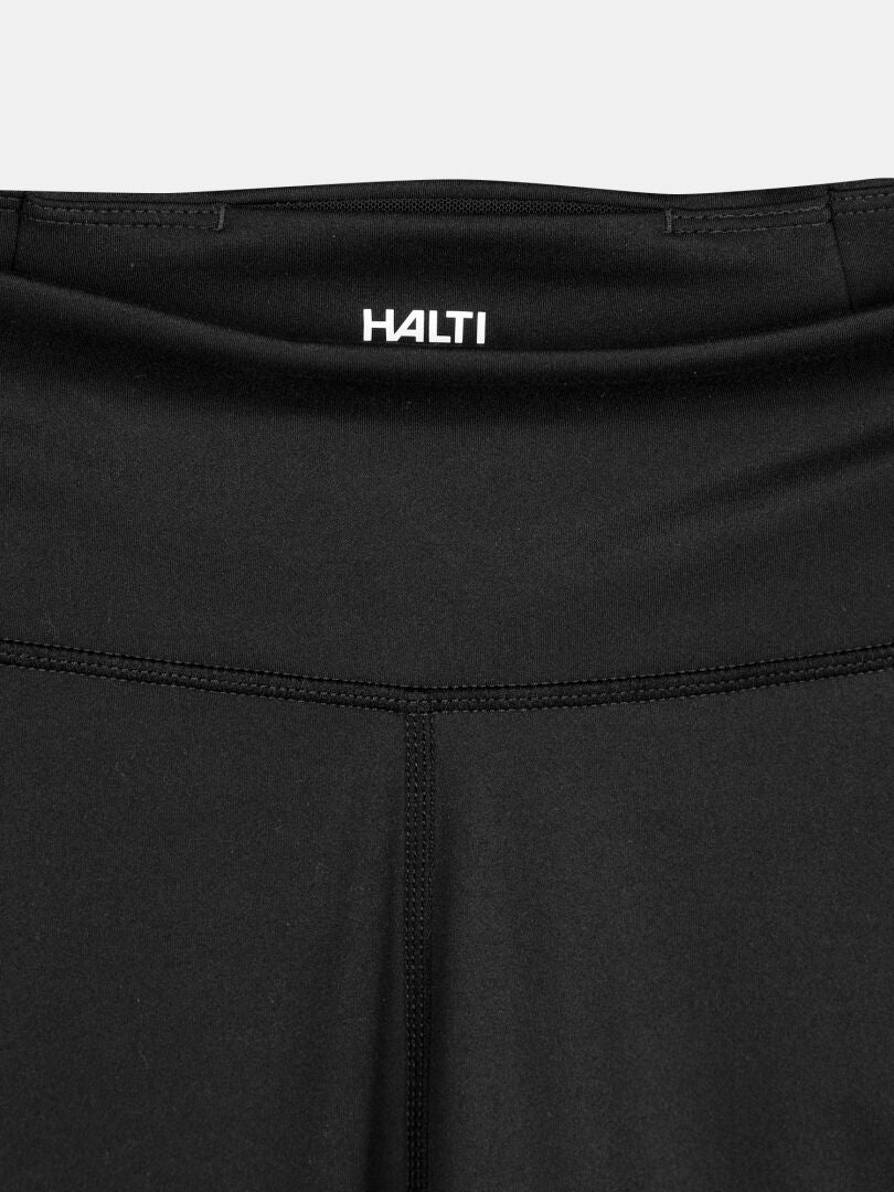 Nahaufnahme des Bunds und des oberen Teils der Kaldu Training Tights Damen von Halti mit dem Logo in der Mitte.