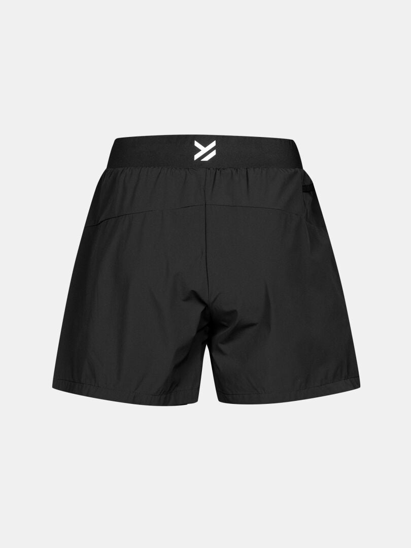 Die Halti Uurto Shorts Damen sind schwarz, von hinten gesehen mit einem elastischen Bund und einem kleinen weißen Logo in der Mitte.