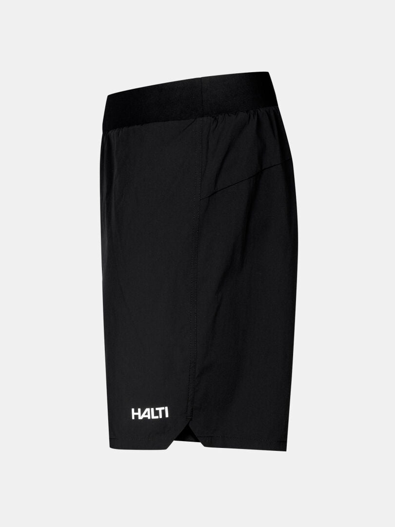 Halti Uurto Shorts Herren, schwarz mit schwarzem Bund und Logo, schnelltrocknend, auf einfarbigem Grund.