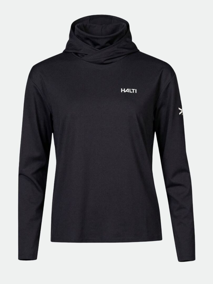 Der Halti Kaltio Trainingshoodie Damen ist ein schwarzer langärmeliger Hoodie mit Logo auf der Brust und kleinem Symbol auf dem linken Ärmel.