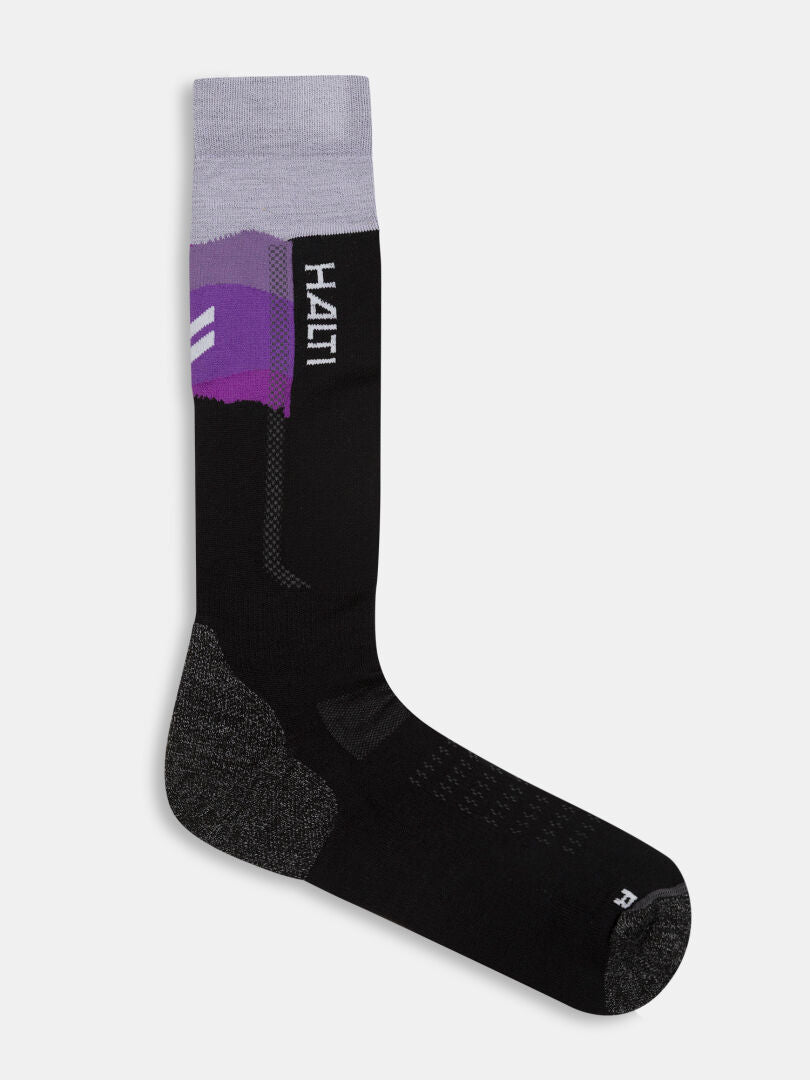 Schwarze Tunturit-Skisocken mit einem violetten und grauen Muster am Bündchen.