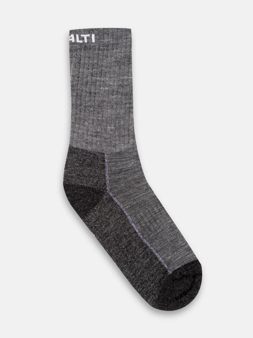 Eine graue und schwarze Halti Trekking Warm Merino Trekkingsocken, fotografiert auf einem schlichten hellen Hintergrund.