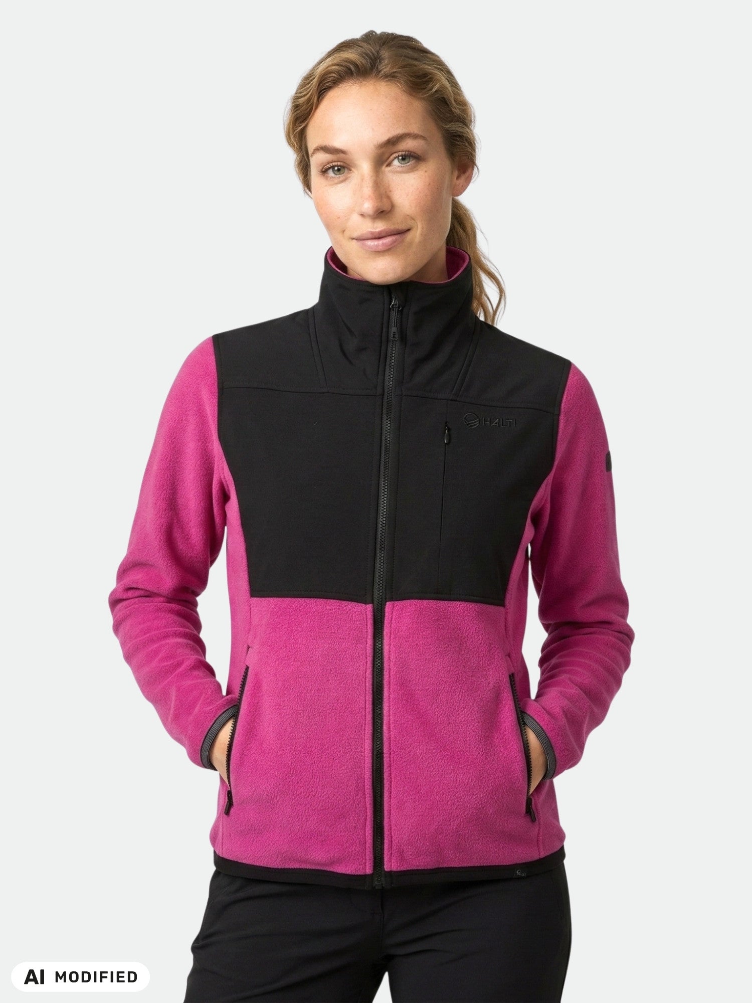 Eine Frau blickt in der Halti Pioneering Damen Fleecejacke nach vorne, die Hände in den Taschen – perfekt für Outdoor-Aktivitäten.