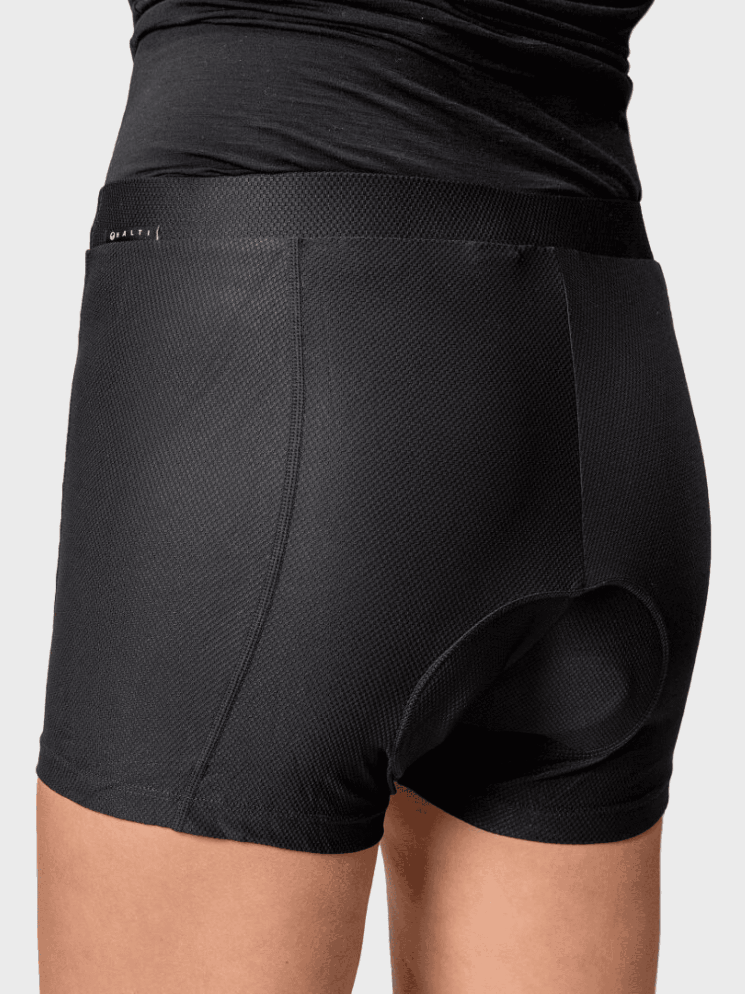 Sie trägt Halti Bike Rad Shorts Damen, schwarze adaptive Unterwäsche mit offenem Rücken für einfaches Anziehen und Anziehen.