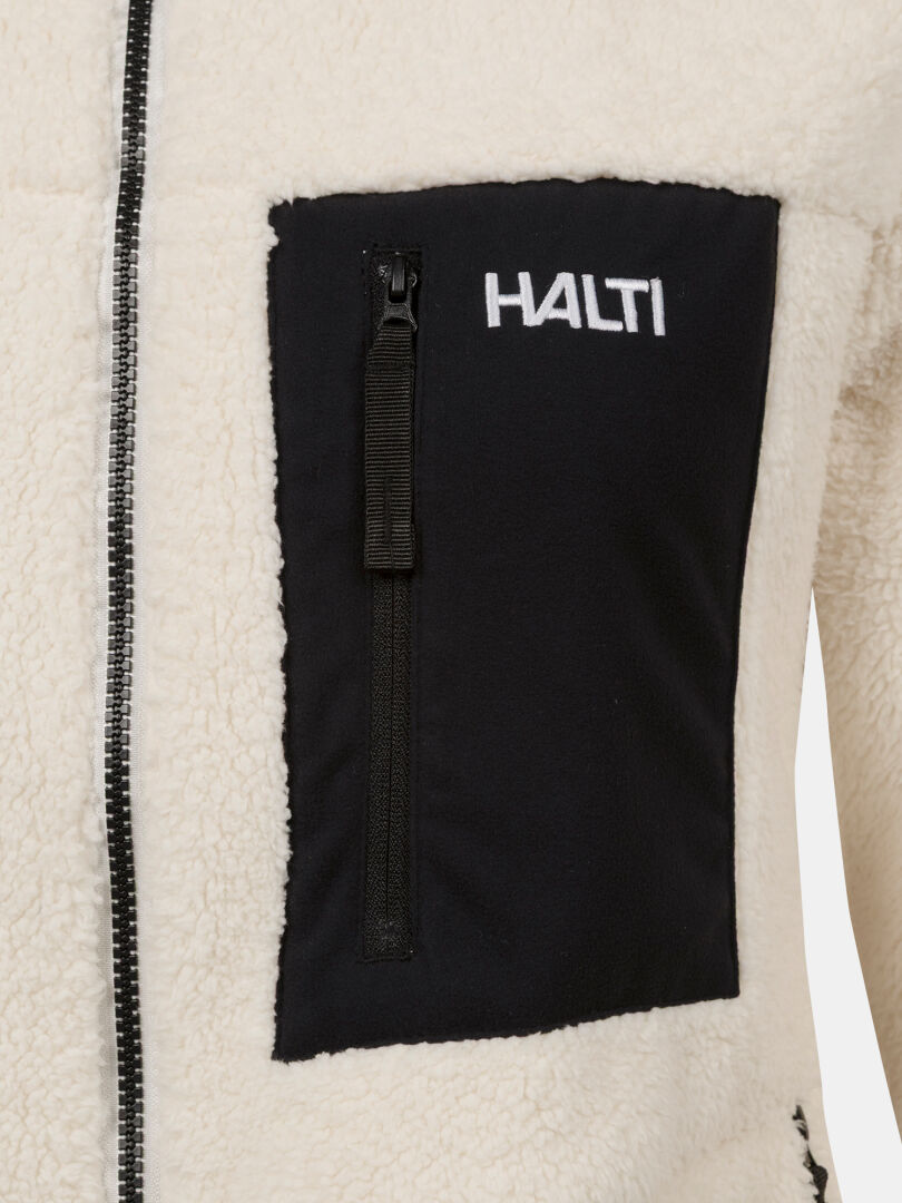 Nahaufnahme einer Halti Lumista Damen-Polarfleecejacke mit schwarzer Brusttasche, vertikalem Reißverschluss und gesticktem Logo.