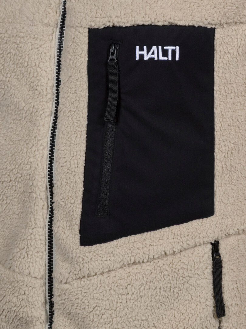 Nahaufnahme der Lumista Polar Fleece Jacke Herren von Halti mit schwarzer Reißverschluss-Brusttasche und weißem Logo, ideal zum Wandern.