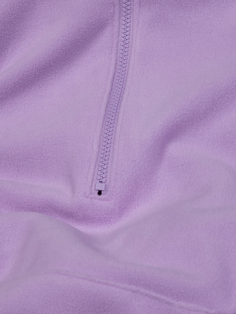 Nahaufnahme eines hellvioletten Halti Susanne Fleece Damen mit teilweise geöffnetem Reißverschluss in der Mitte.