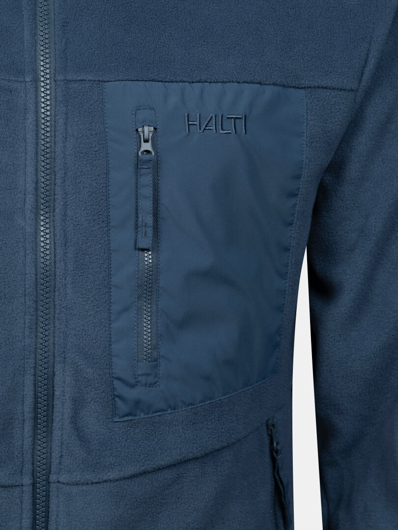 Nahaufnahme der Halti Robin Fleecejacke für Herren in Blau mit einer Reißverschlusstasche – ideal für Outdoor-Aktivitäten.