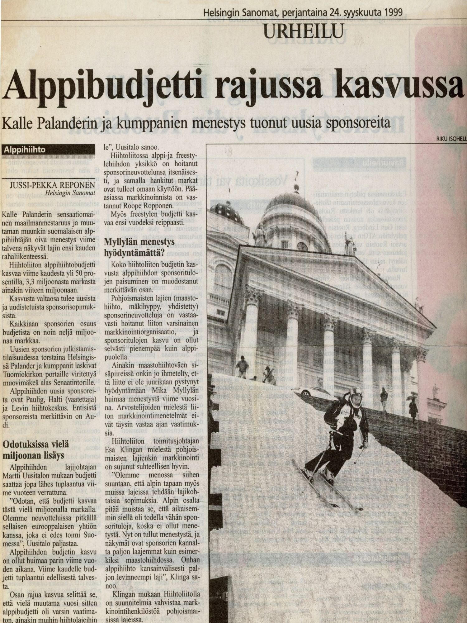 Eine Zeitungsseite mit finnischem Text, ein Skifahrer beim Springen und ein Kuppelgebäude im Hintergrund.
