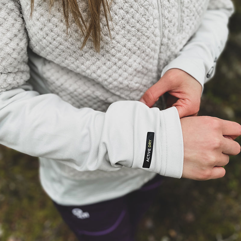 Person, die eine Halti Forceful Damen Layer Jacke mit ACTIVE DRY aus recyceltem Material trägt und im Freien steht.