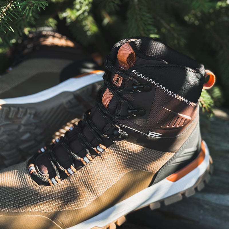 Nahaufnahme von Halti Kajava DrymaxX Schuhe Damen, einem wasserdichten braun/schwarzen Wanderstiefel mit orangefarbenen Akzenten für Outdoor-Aktivitäten.