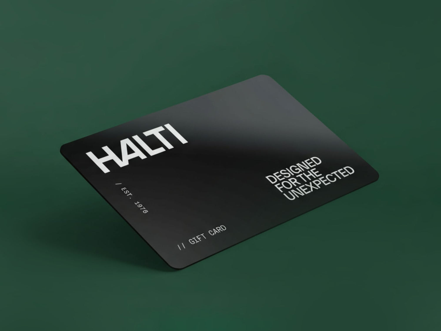 Eine schwarze HALTI-Geschenkkarte mit weißem Text auf dunkelgrünem Hintergrund, mit der Aufschrift DESIGNED FOR THE UNEXPECTED.