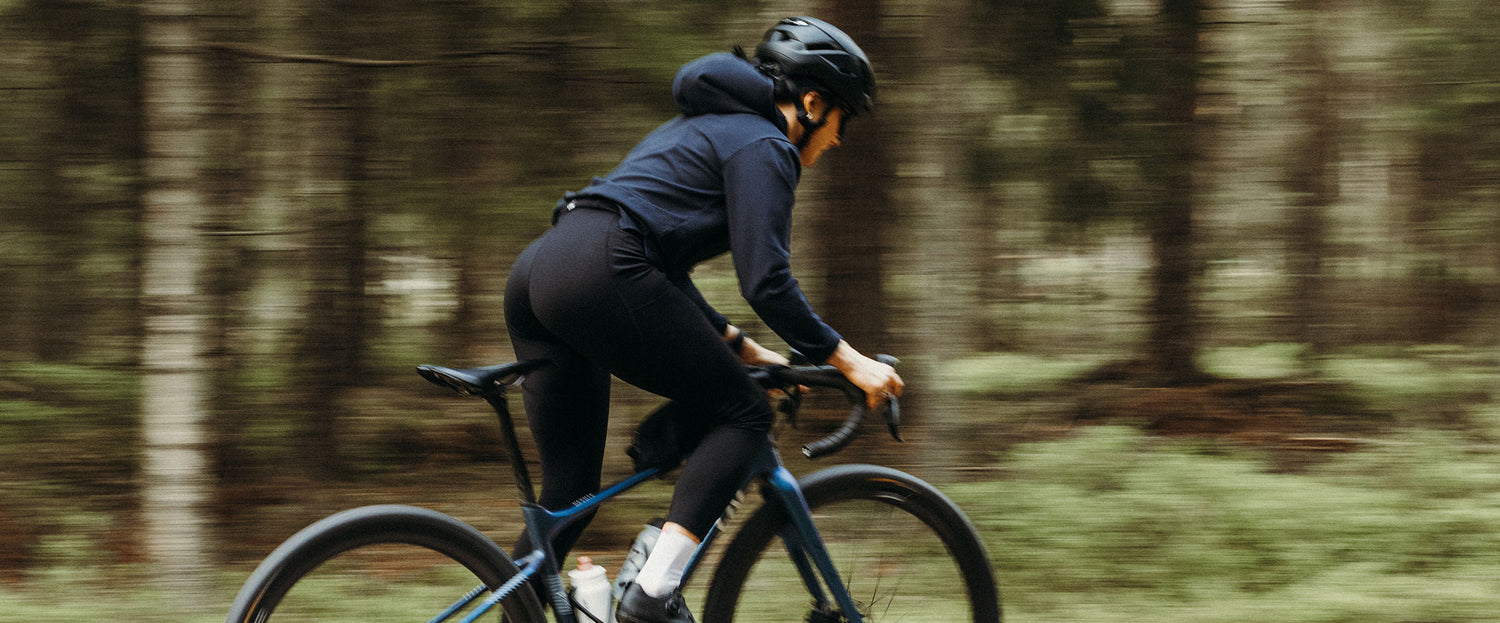 Merle Soppela fährt Fahrrad in schwarzer Kleidung.