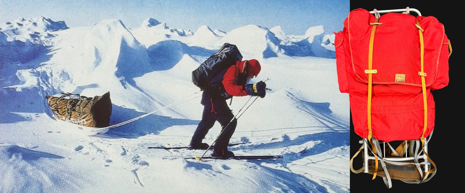 Eine Person fährt auf Skiern über verschneites Gelände und zieht dabei einen Schlitten, wobei rechts ein roter Rucksack vor einem schwarzen Hintergrund separat dargestellt ist.