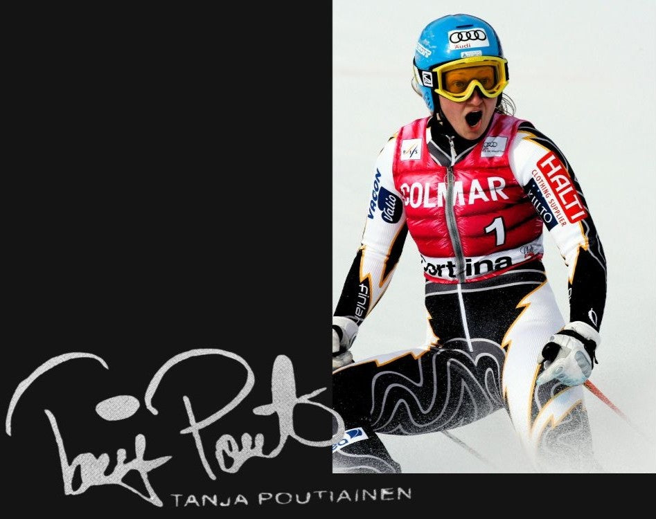 Eine Skifahrerin in Rennkleidung feiert, daneben steht eine Unterschrift und der Name Tanja Poutiainen auf schwarzem Grund.