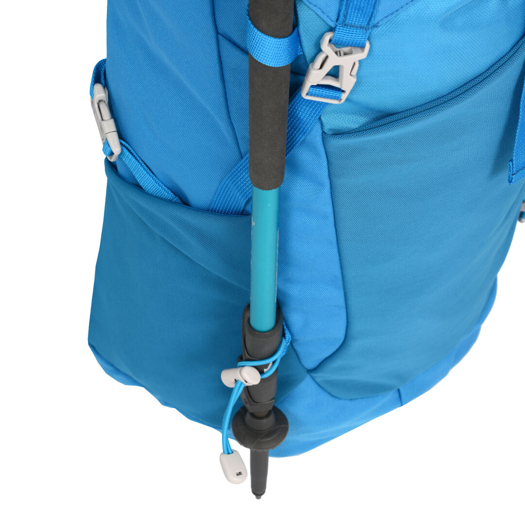 Nahaufnahme eines blauen Halti Pursuit 35 Lite-Rucksacks, Trekkingstock in einer Außentasche mit verstellbaren Riemen gesichert.