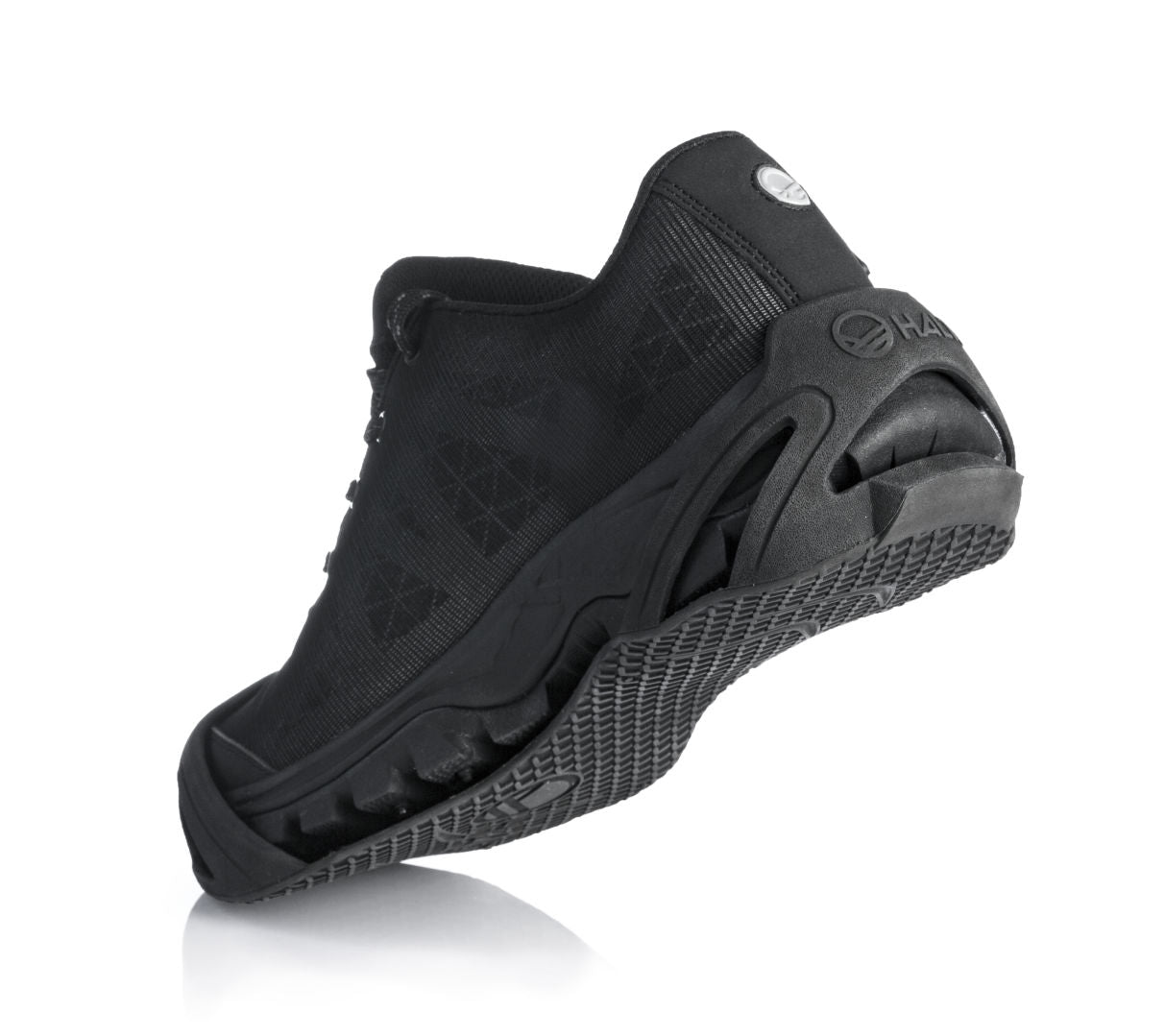 Ein Halti-Schuhüberzug in Schwarz wird schräg gezeigt, wobei die Antirutsch-Schuhschutzsohle auf Weiß hervorgehoben wird.