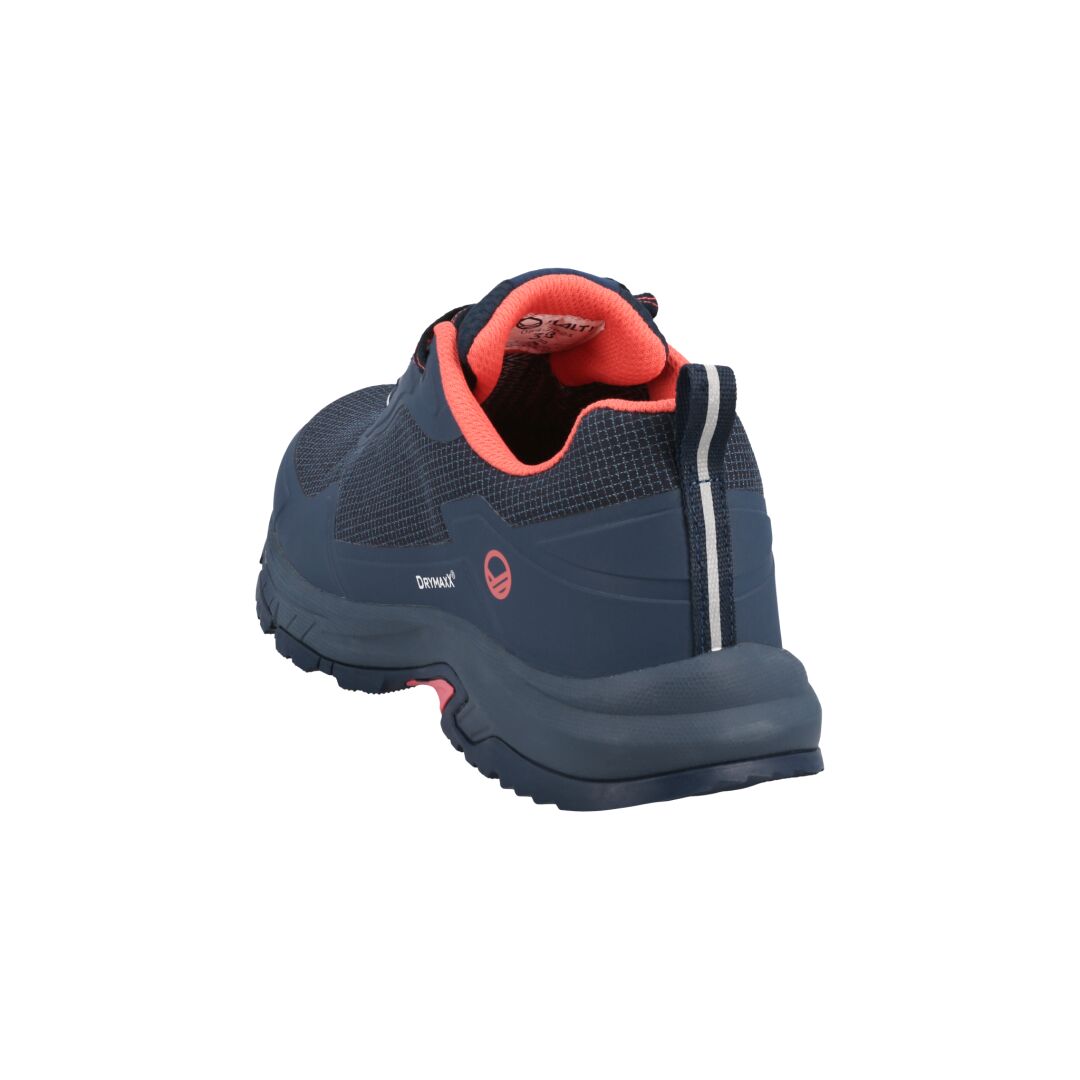 Der Halti Fara Damen Low 2 DrymaxX in Marineblau mit Korallenfutter und GripmaxX-Laufsohle, Rückansicht auf Weiß.