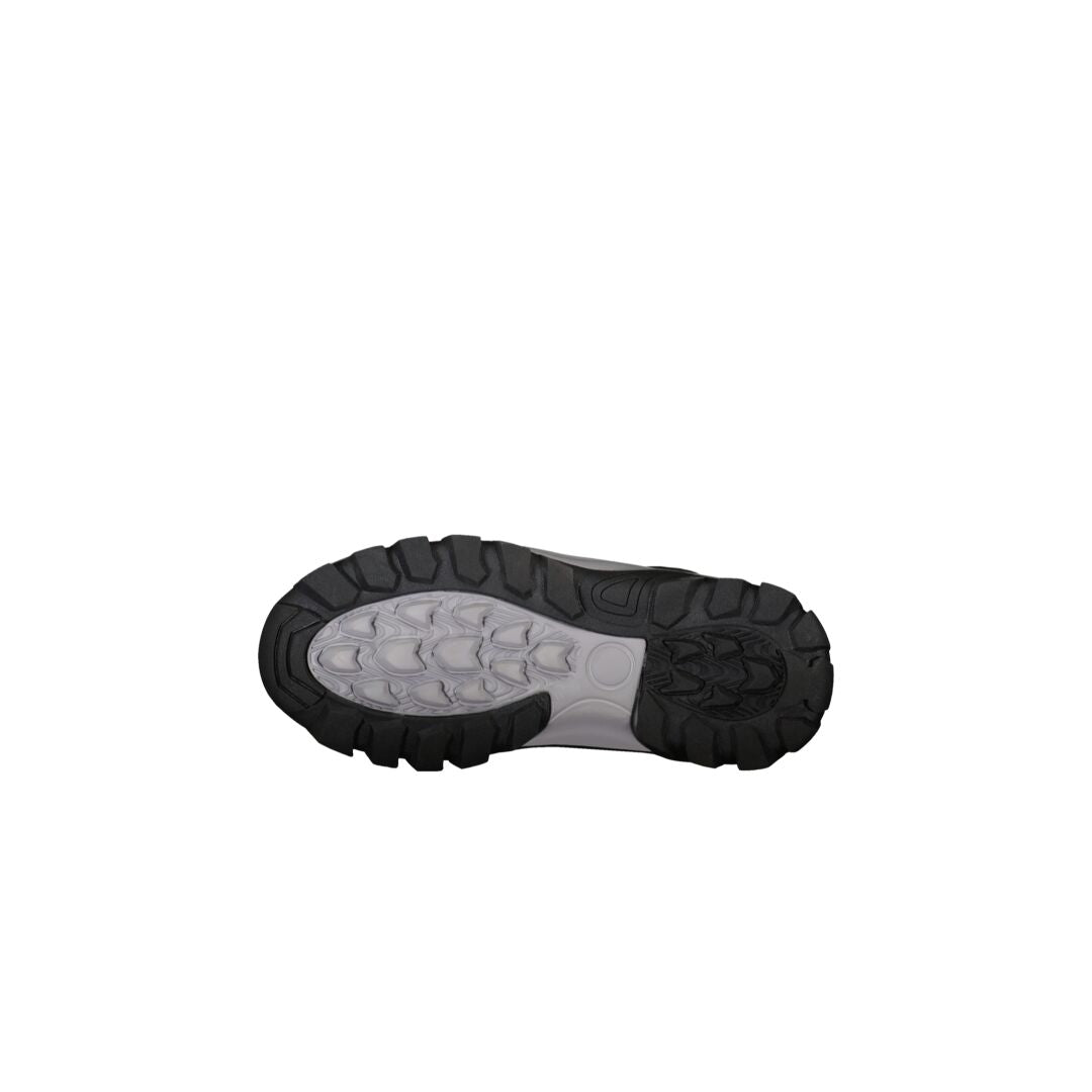 Die Profilsohle der Halti Cody Mid 2 Kinder DrymaxX Outdoor Schuhe in Schwarz und Grau von unten gesehen.