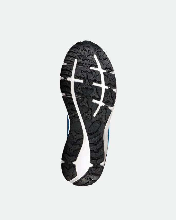 Der Halti Gems 2 Damen DrymaxX Sneaker verfügt über eine schwarze, stoßdämpfende Gummisohle mit strukturiertem Profilmuster.