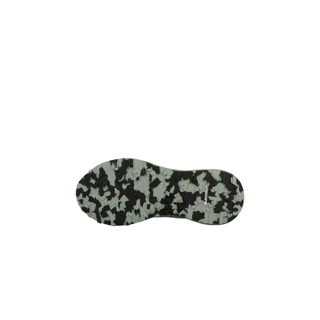 Der Halti Pallas Low 2 DrymaxX Hybrid Sneaker für Herren verfügt über eine Michelin Offroad-Sohle in Schwarz und Grau im Camouflage-Look.