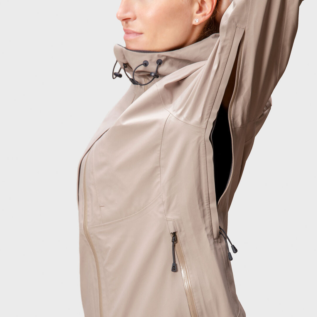 Person in Halti Kaarna Damen DX 3L Regenjacke mit offenen Armlöchern, ideal für Outdoor-Aktivitäten und Belüftung.