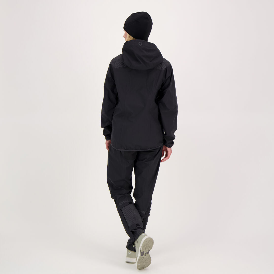 Person in Halti Liike Damen 3L DrymaxX Sporthose aus recyceltem Polyester steht mit dem Rücken zur Kamera.