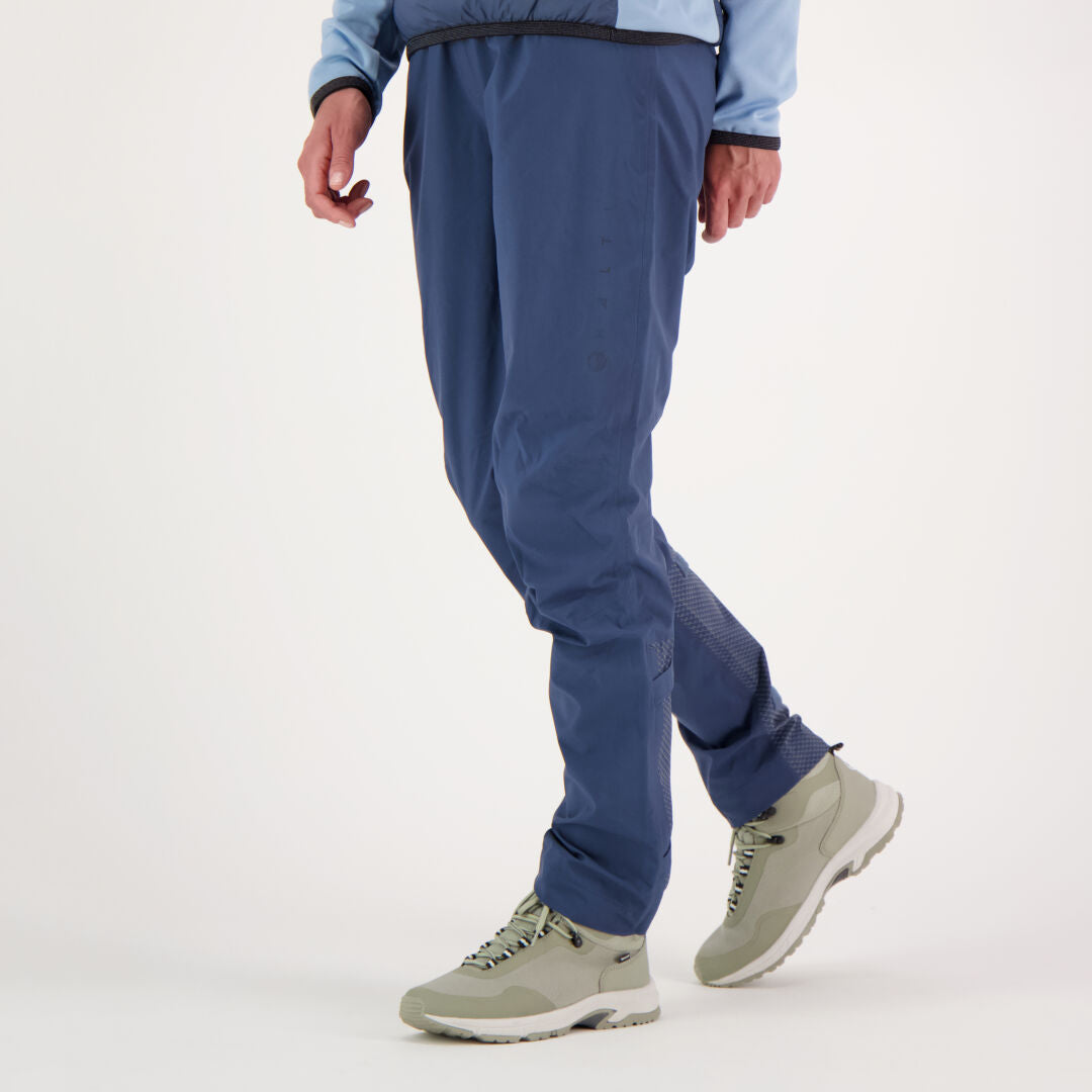 Eine Person in der Halti Liike Damen 3L DrymaxX Sporthose steht vor einem schlichten weißen Hintergrund.