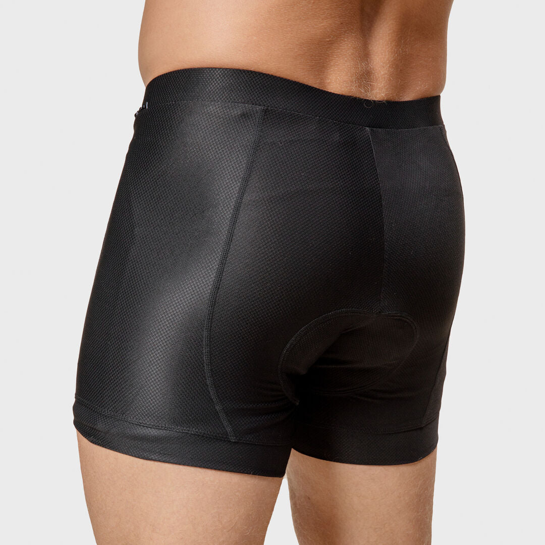 Eine Person in eng anliegenden schwarzen Halti Bike Rad Shorts Herren ist von hinten auf einem schlichten hellen Hintergrund abgebildet.