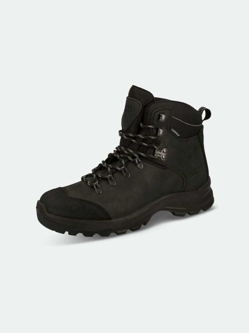 Ein schwarzer Wanderstiefel mit einer dicken Gummisohle, Metallösen, schwarzen Schnürsenkeln und einem gepolsterten Knöchelkragen, dargestellt auf einem schlichten weißen Hintergrund.