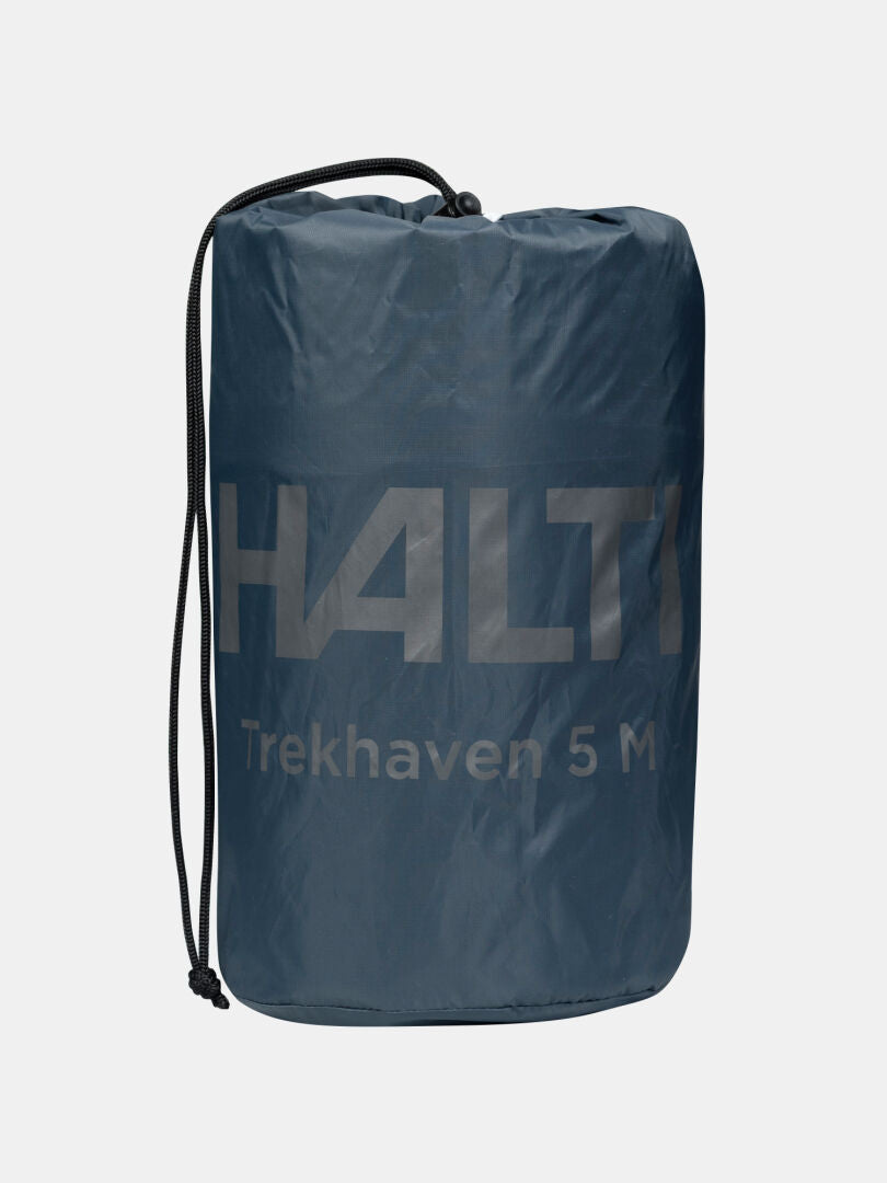 Tummanharmaa, sylinterimäinen Halti Trekhaven 2,5M Makuualusta -pakkauspussi, jossa on kiristysnauha; sopii erinomaisesti kevyelle makuualustalle.