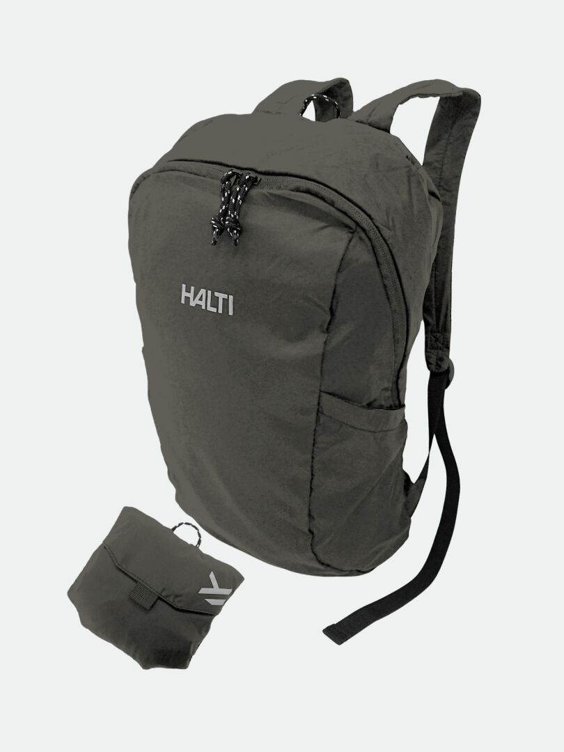 Ein dunkelgrauer Halti Streetpack Rucksack mit zwei Reißverschlussfächern, hier neben seiner komprimierbaren Version.