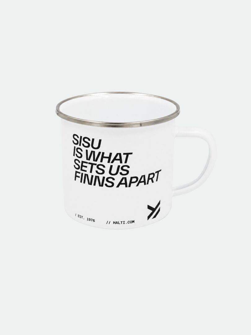 Halti-Emaillebecher: Weißer Emaillebecher mit der Aufschrift „Sisu ist das, was uns Finnen auszeichnet“ und dezentem Halti-Logo.