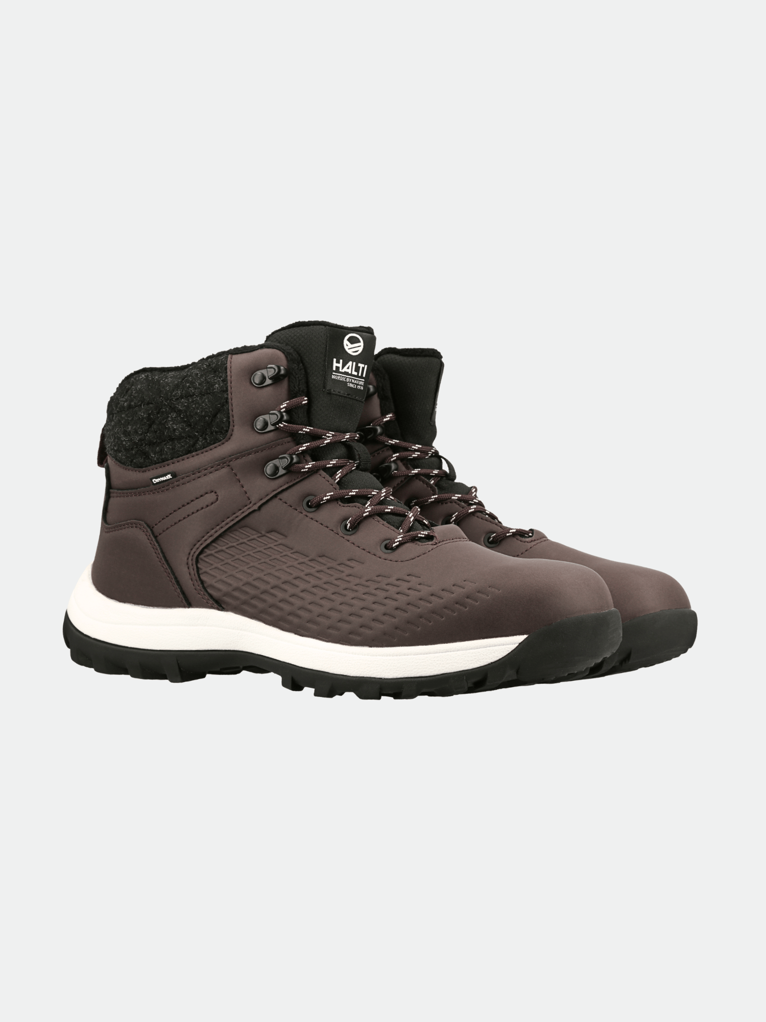 Der Halti Kevo Mid DrymaxX Winterstiefel Herren in braun mit schwarzer Sohle und gepolsterten Knöcheln, auf einem einfarbigen Hintergrund.