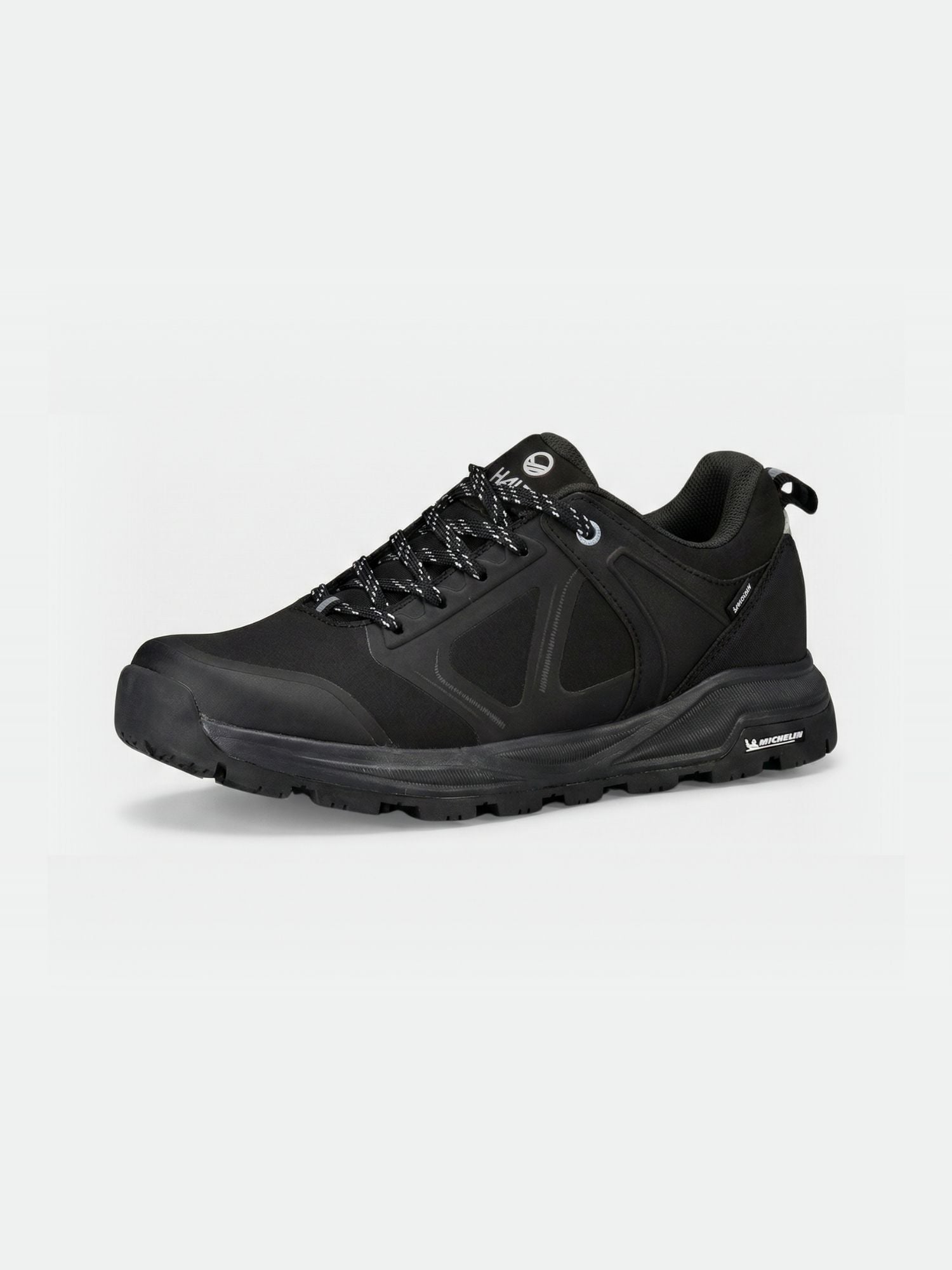 Der Halti Jura Low DX IC Winterschuhe Damen ist ein schwarzer Sportschuh mit recyceltem Softshell und gemusterten Schnürsenkeln.