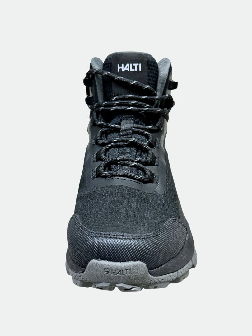 Der schwarze Halti Fara 3 DX Mid Herren Outdoor Schuh ist frontal vor einem schlichten hellen Hintergrund abgebildet.